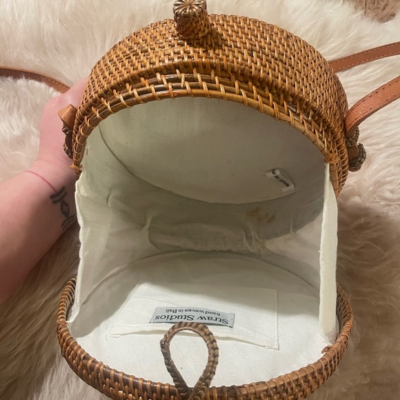 Great for Summer: Woven Circle Crossbody Bag - Picture 7 of 7
